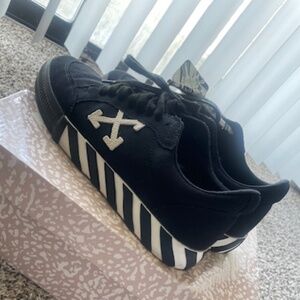 Black and White OFF- White Vulc Low